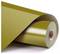 Un rouleau de film vinyle jaune moutarde brillant, partiellement déroulé, montrant la surface brillante et réfléchissante et la forme cylindrique.