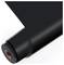 Un rouleau de matériau vinyle noir est partiellement déroulé, révélant une surface lisse. Le cœur du rouleau est visible au centre.