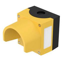 Un bouton poussoir industriel jaune avec un capot de protection, utilisé pour les arrêts d'urgence dans le fonctionnement des machines.