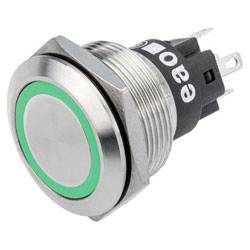 Un bouton-poussoir métallique avec anneau LED vert, doté d'un corps fileté et de trois bornes métalliques à l'arrière pour les connexions de câblage.