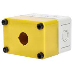 Un boîtier de bouton d'arrêt d'urgence carré, jaune et blanc, avec un trou central pour un bouton, présentant des coins arrondis et quatre vis.