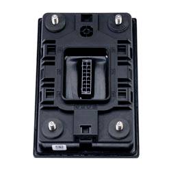 Un connecteur électrique rectangulaire noir avec plusieurs broches et quatre vis métalliques sur une base plate, utilisé pour l'électronique automobile.