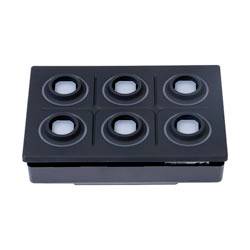 Un plateau rectangulaire noir avec six compartiments circulaires, chacun contenant une lentille ou une surface réfléchissante, régulièrement espacés en deux rangées de trois.