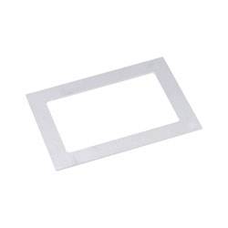 Un pochoir en métal rectangulaire avec une grande découpe rectangulaire au centre, utilisé pour créer des formes ou des motifs précis.