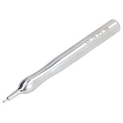 Un outil métallique portatif au design élancé, doté d'une petite pointe acérée et de marquages gravés le long de son corps.
