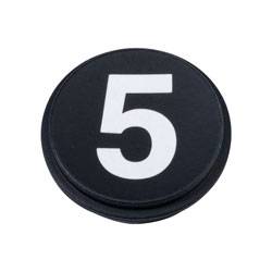 « Un bouton rond noir avec un grand numéro blanc 5 dessus. »