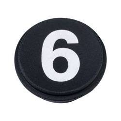 Un objet circulaire noir avec le chiffre blanc '6' imprimé dessus.