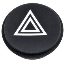Un objet circulaire noir présentant un symbole de triangle blanc avec un triangle interne souligné, ressemblant à un design de bouton de lecture.