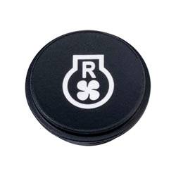 Logo « R » avec un trèfle à quatre feuilles à l'intérieur d'une forme de fiole sur une surface circulaire noire.