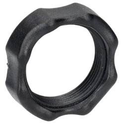 Un anneau noir et rond en plastique avec des bords striés, ressemblant à un bouchon ou à un écrou fileté, vu de dessus sur un fond blanc uni.