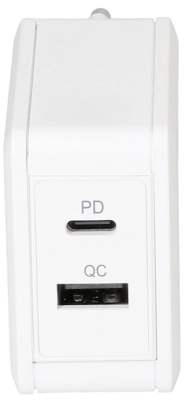Un chargeur mural blanc avec deux ports étiquetés « PD » pour USB-C et « QC » pour USB-A, permettant une charge rapide des appareils compatibles.
