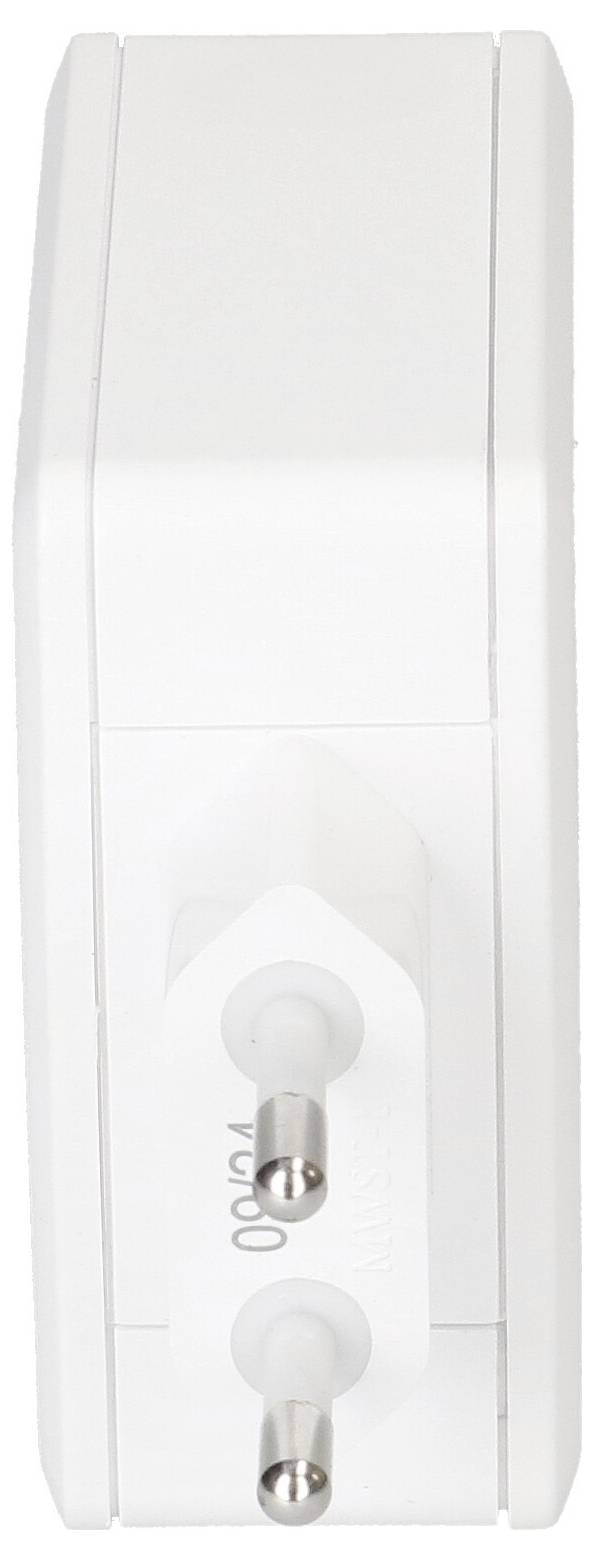 Un adaptateur de prise électrique blanc avec deux broches métalliques montré sous un angle latéral sur un fond uni.