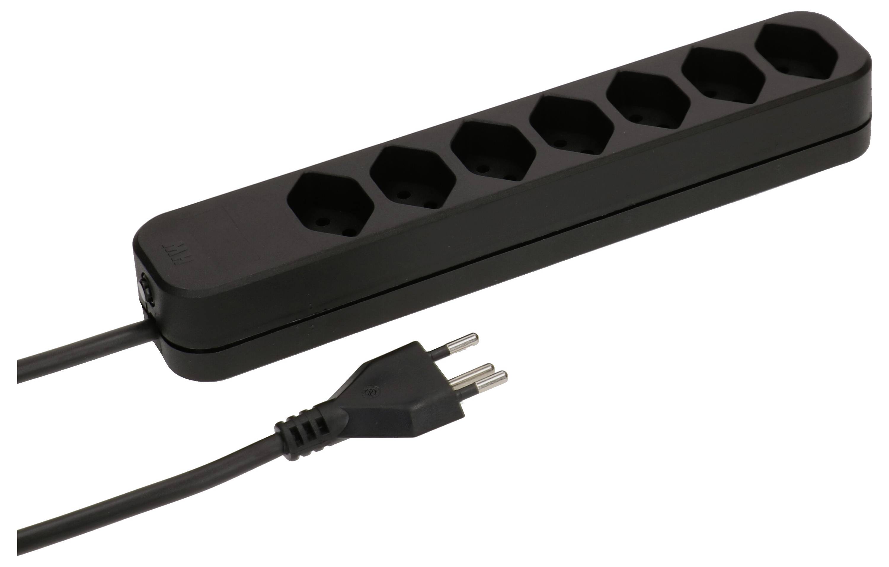 Une barrette d'alimentation noire avec six prises et une fiche bipolaire partiellement visible.