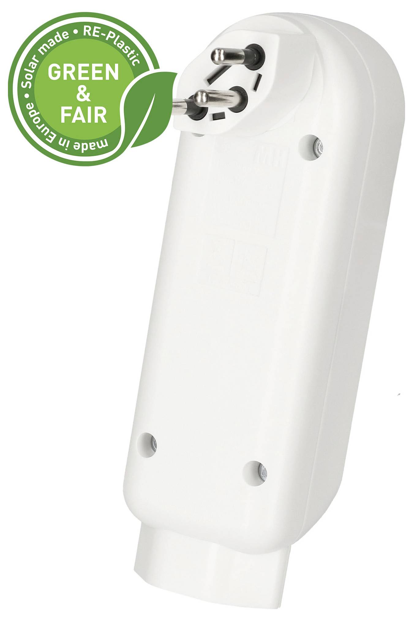 Un adaptateur de prise électrique blanc avec un logo portant l'inscription « GREEN & FAIR » dans un cercle vert, mettant en évidence les caractéristiques solaires et écologiques.