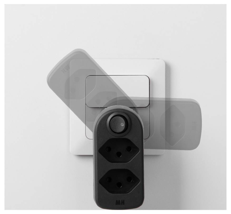 « Une prise électrique double rotative fixée à une prise murale, présentée dans trois positions, illustre des angles d'ajustement variables. »