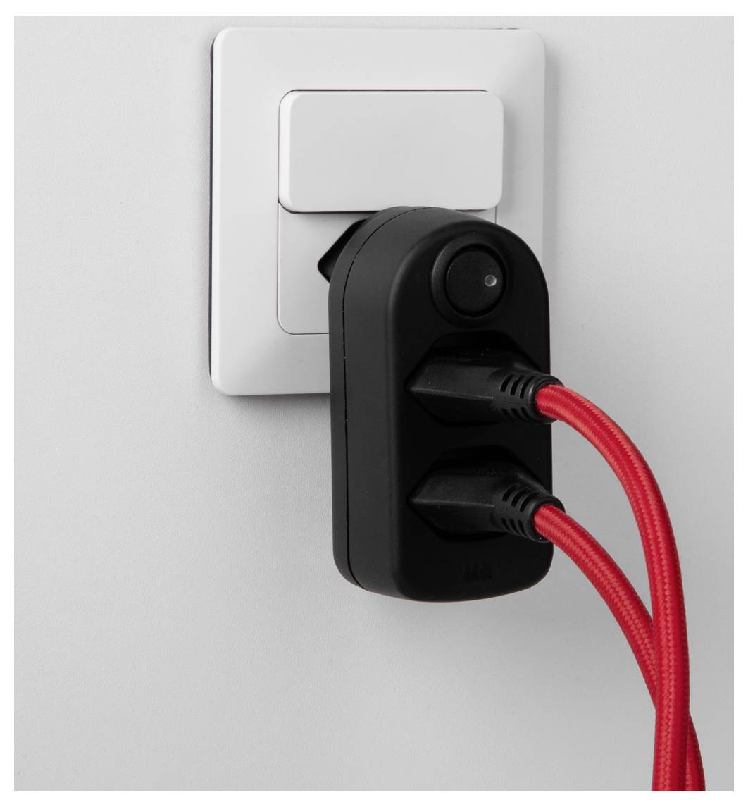 Plusieurs produits d'isolation tesa® devant un arrière-plan flou ; emballages de différentes tailles pour l'étanchéité.