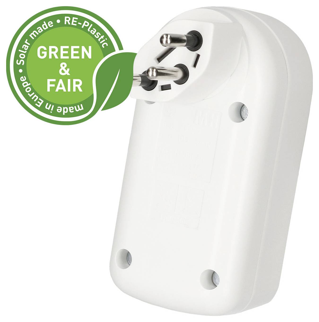 Un adaptateur de prise blanche avec une étiquette verte indiquant « Green & Fair », signalant qu'il est fabriqué à partir d'énergie solaire, de RE-Plastic, et fabriqué en Europe.