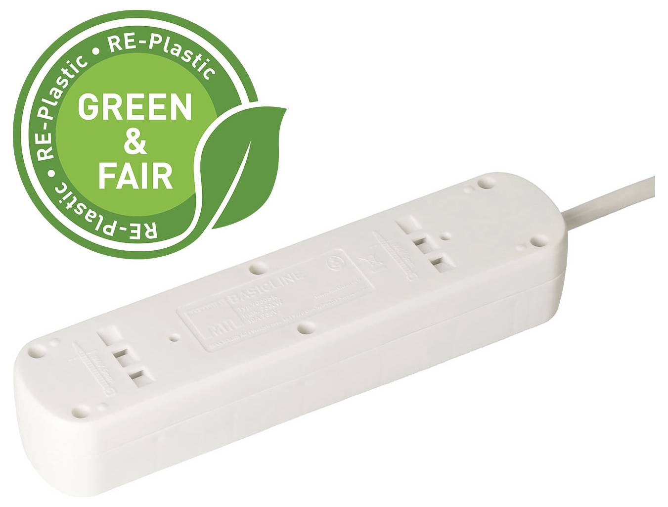 Une multiprise blanche avec plusieurs prises, portant l'étiquette « GREEN & FAIR », dotée d'un logo indiquant qu'elle est fabriquée à partir de plastique recyclé (RE-Plastic).