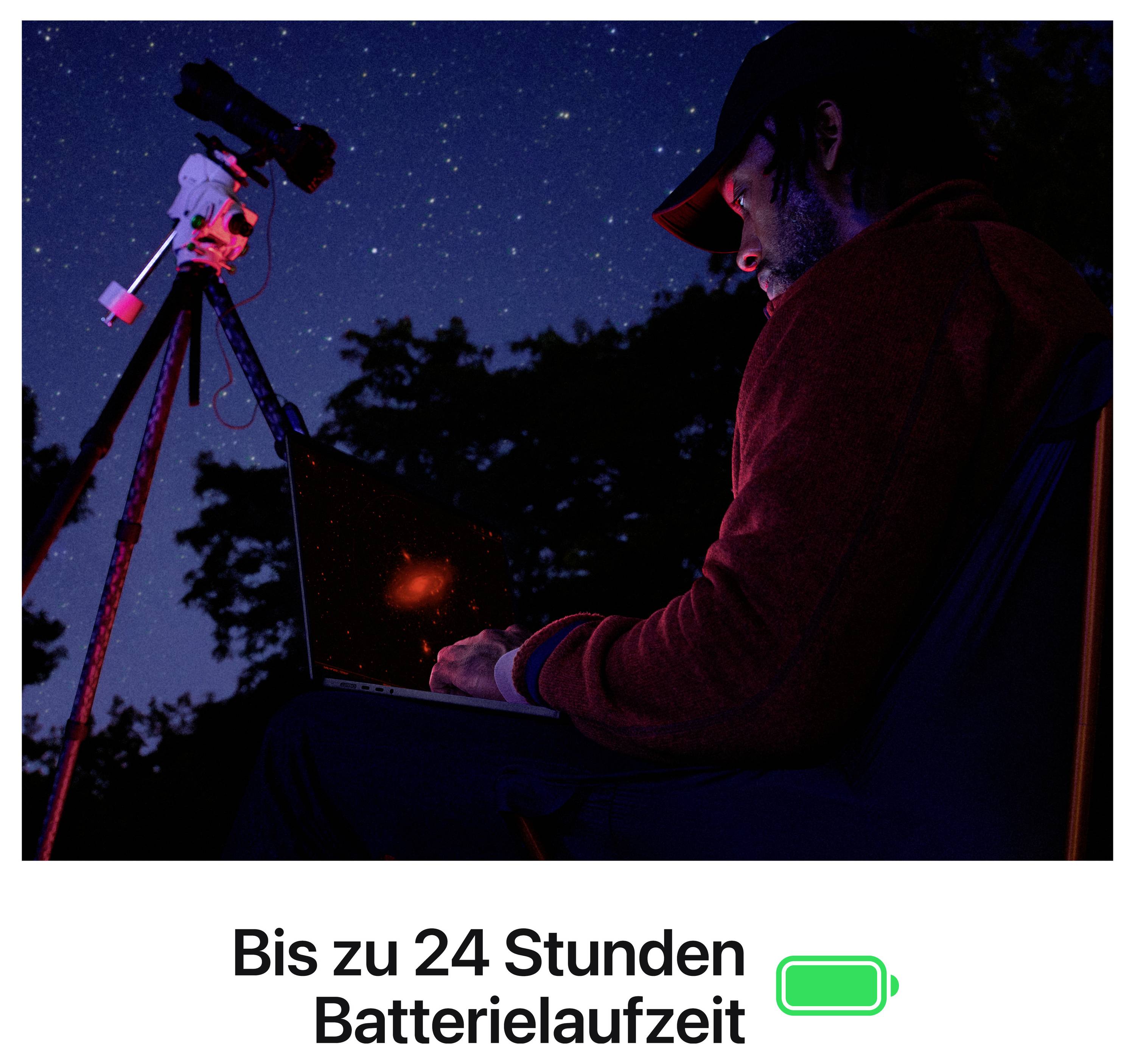 Une personne est assise la nuit dans l'obscurité et observe le ciel étoilé à travers un télescope, tandis qu'elle utilise un ordinateur portable avec une lumière rouge. Texte : 'Jusqu'à 24 heures d'autonomie de batterie'.