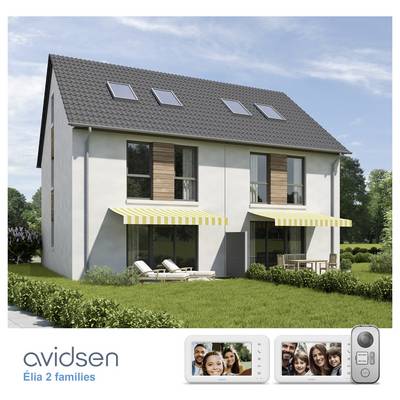 Maison moderne à deux familles avec toit gris et stores rayés au-dessus des patios. Inclut des images du système interphone avec des écrans affichant des visages souriants.