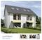 Maison moderne à deux familles avec toit gris et stores rayés au-dessus des patios. Inclut des images du système interphone avec des écrans affichant des visages souriants.