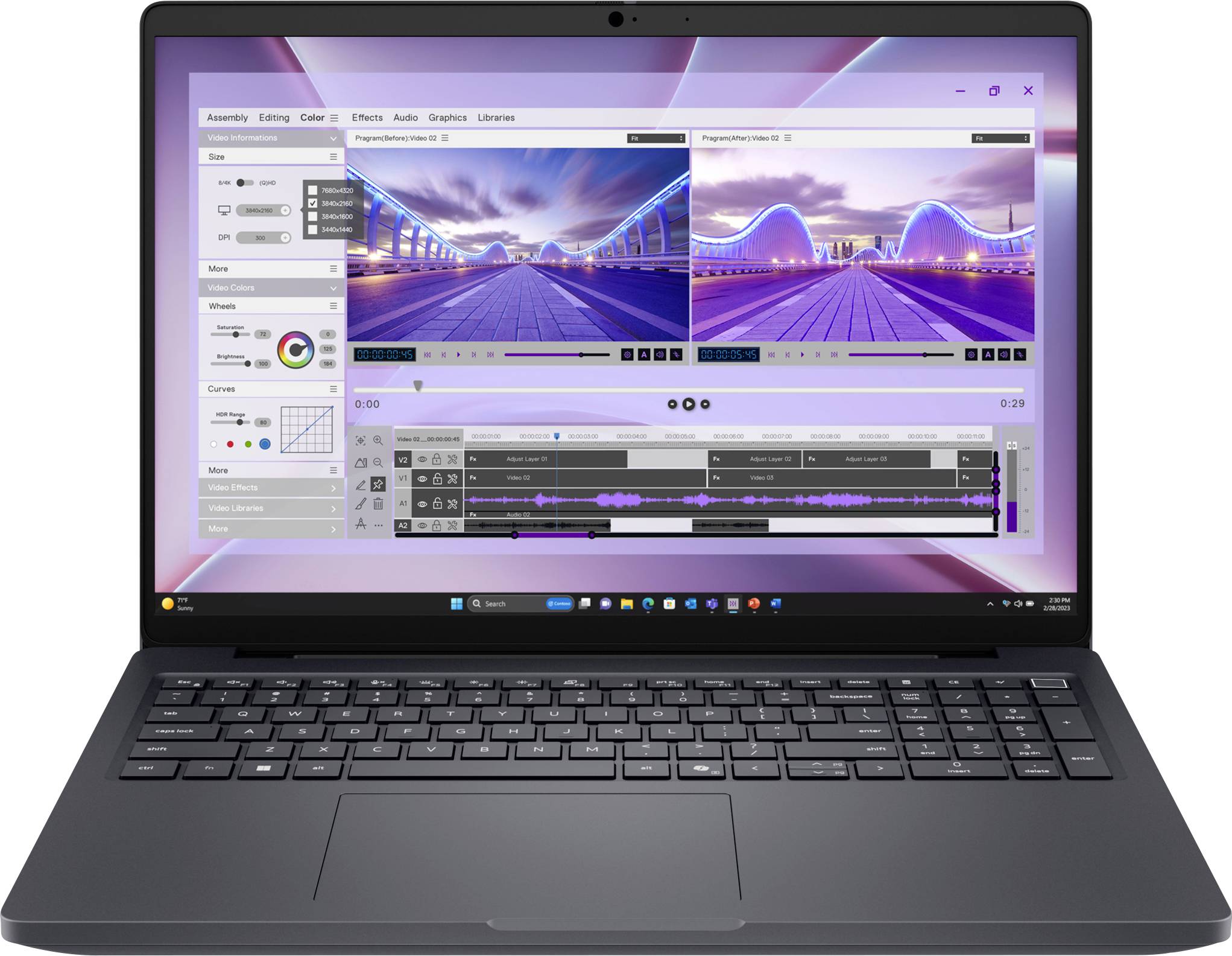 Un ordinateur portable affiche un logiciel de montage vidéo. L'écran montre deux aperçus vidéo et des outils d'édition, indiquant un projet de montage vidéo actif.