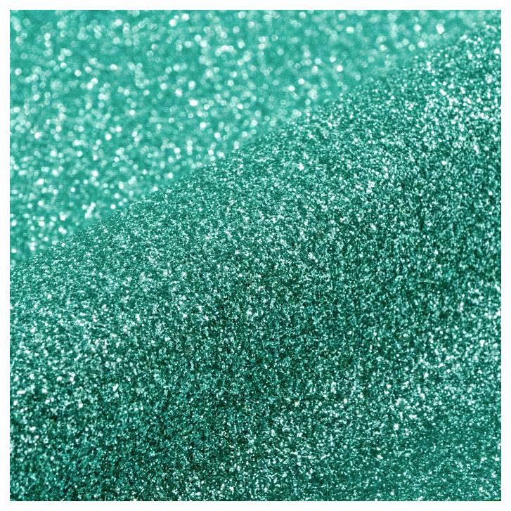 'Gros plan de paillettes turquoise scintillantes créant une surface texturée et étincelante.'