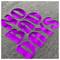 Chemise grise avec des lettres violettes brillantes et audacieuses lisant « NO BAD DAYS ».