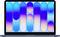 Un ordinateur portable affichant un motif géométrique abstrait bleu et violet sur l'écran.