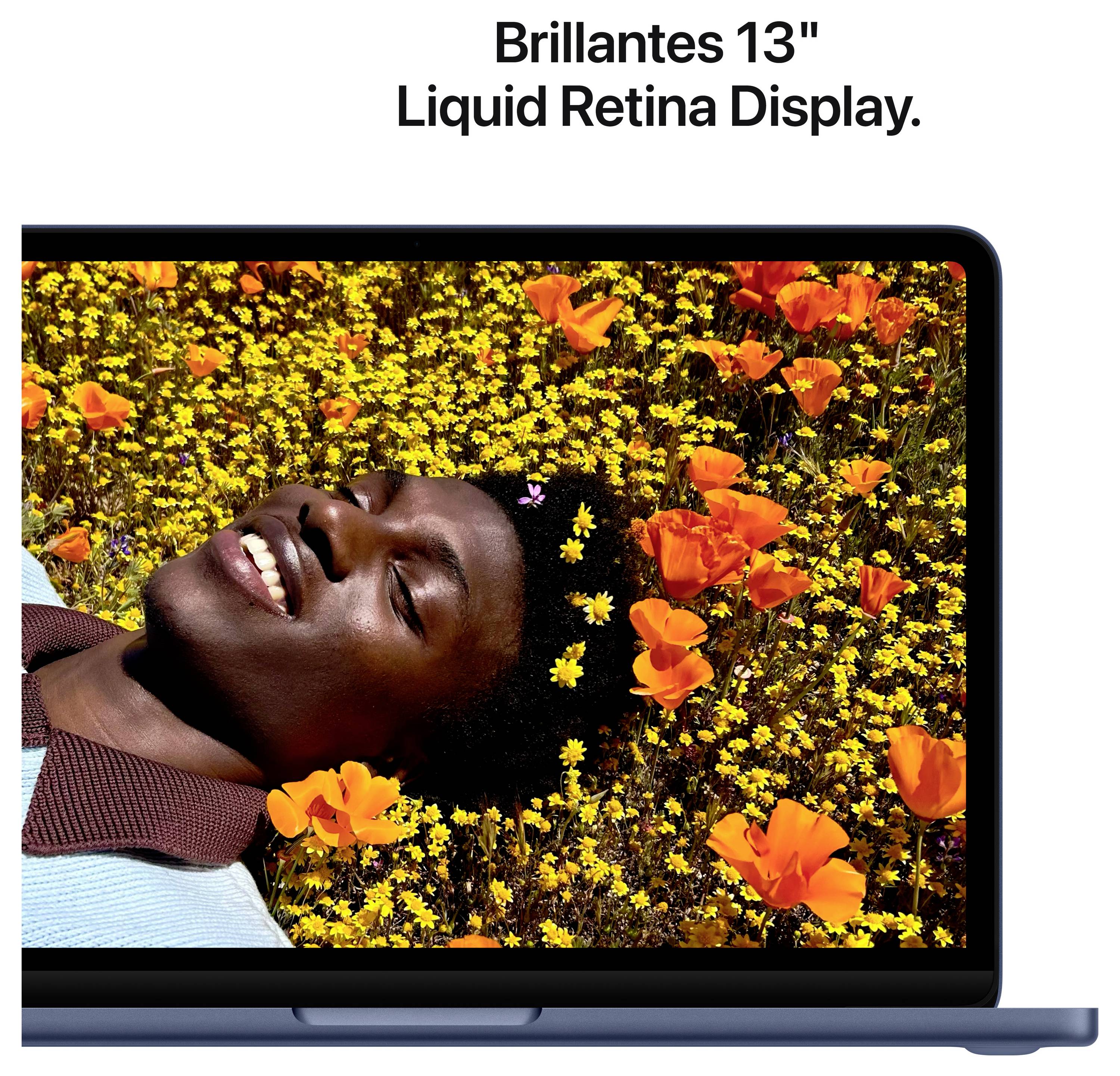Une personne souriante gît dans un champ rempli de fleurs orange et jaunes, représentée sur un écran Liquid Retina 13" brillant.