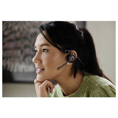 Femme portant un casque avec microphone, montrée de profil comme si elle était en appel de support client ou en appel vidéo, le menton reposant sur sa main.