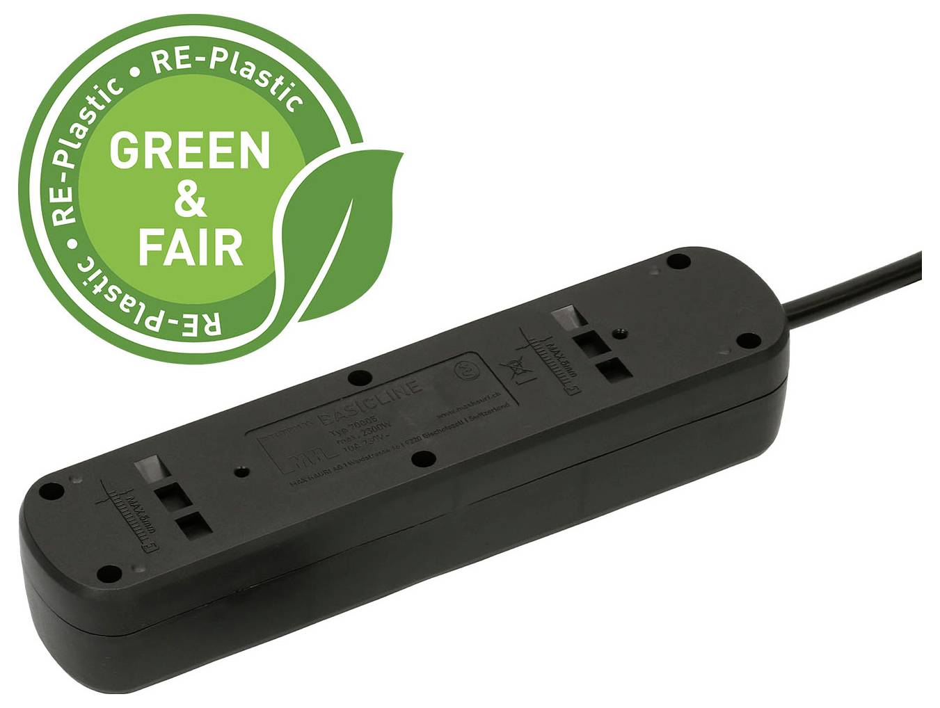 Une barre d'alimentation noire avec une étiquette « GREEN & FAIR » indiquant qu'elle est fabriquée à partir de plastique recyclé.