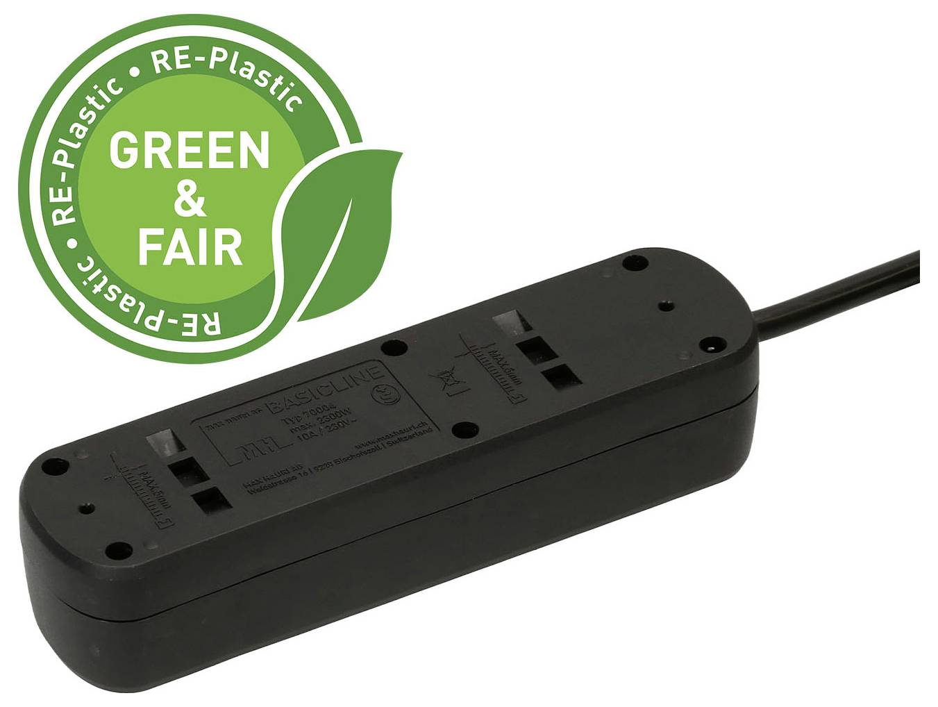 Une barrette d'alimentation noire avec une icône de certificat portant l'étiquette « Green & Fair - RE-Plastic » indiquant une construction écologique fabriquée à partir de matériaux recyclés.