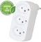 Un adaptateur secteur blanc à trois prises avec un badge « Green & Fair » indiquant qu'il est fabriqué à partir de plastique recyclé.