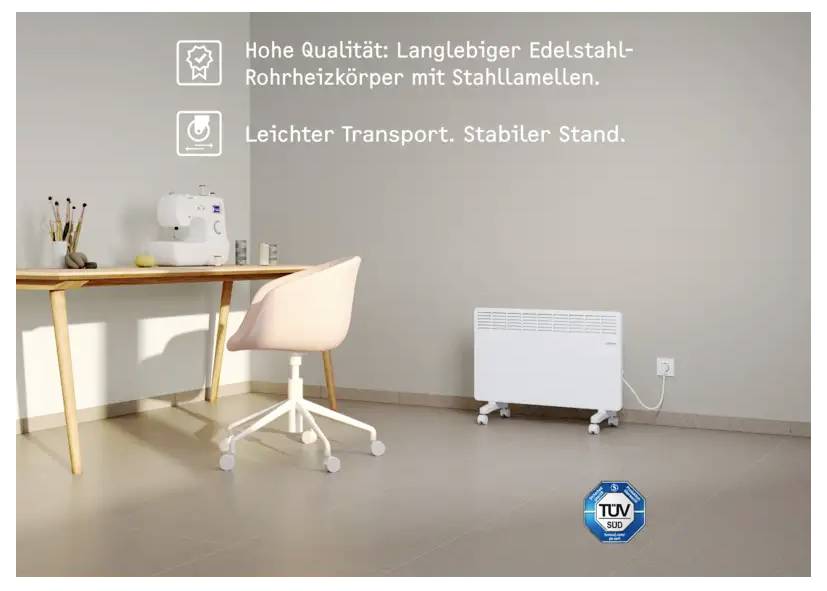 Un radiateur électrique blanc est placé contre un mur de couleur claire dans une pièce moderne. À côté de celui-ci, une machine à coudre repose sur un bureau en bois.