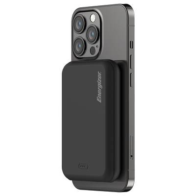 Un powerbank Energizer noir est attaché à l'arrière d'un smartphone avec trois caméras.