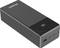 Une batterie externe Energizer noire avec un écran numérique affichant « 100 %. » Elle dispose de plusieurs ports USB sur un côté.