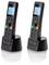 Deux téléphones noirs sans fil sur des socles de recharge avec des écrans rétroéclairés en bleu affichant l'heure et la date.