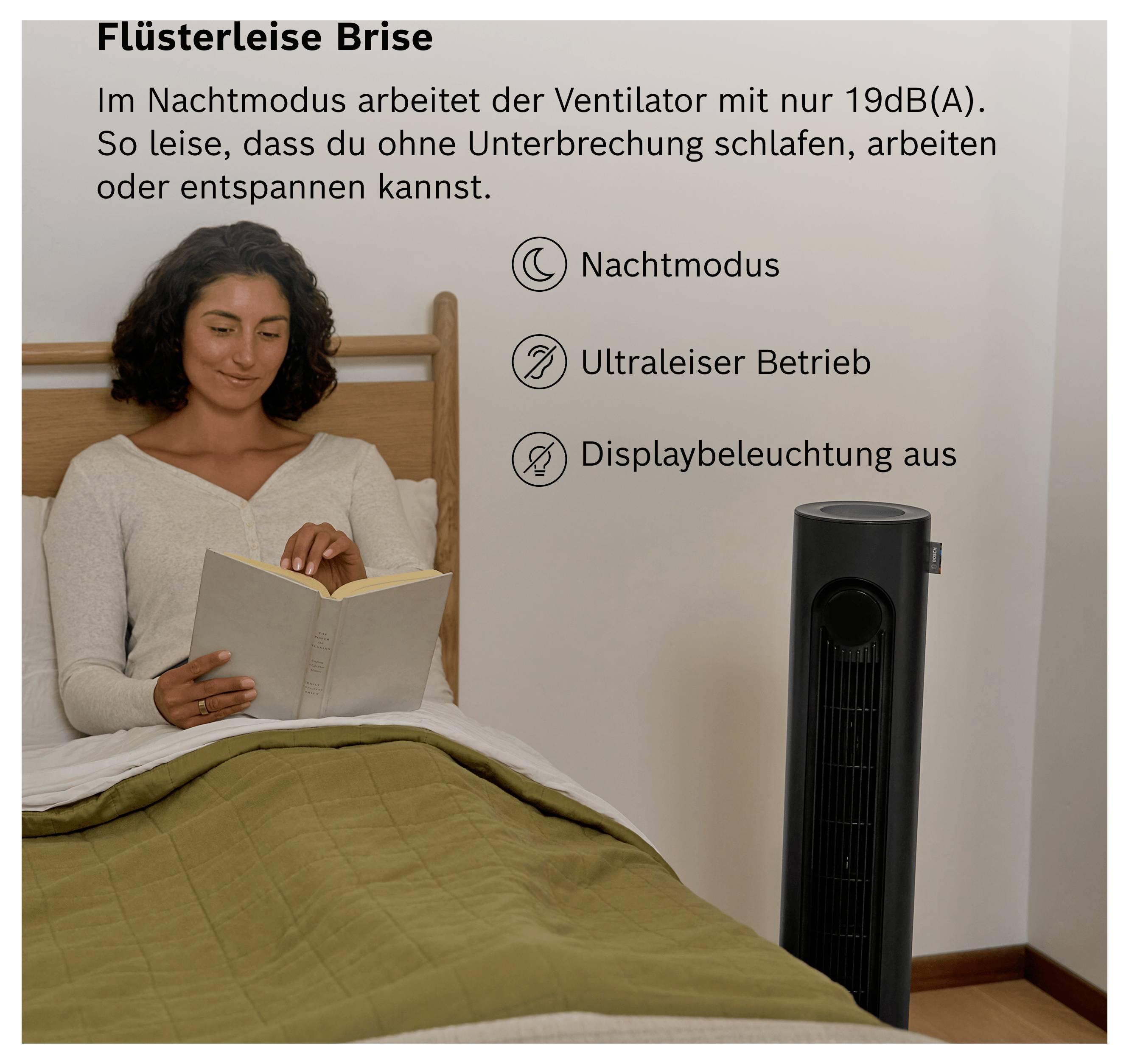 Image publicitaire d'un ventilateur silencieux dans la chambre à coucher : une femme lit au lit ; le texte mentionne le mode nuit, 19 dB(A), un fonctionnement ultra-silencieux et l'éclairage d'affichage désactivé.