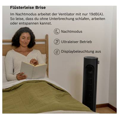 Image publicitaire d'un ventilateur silencieux dans la chambre à coucher : une femme lit au lit ; le texte mentionne le mode nuit, 19 dB(A), un fonctionnement ultra-silencieux et l'éclairage d'affichage désactivé.