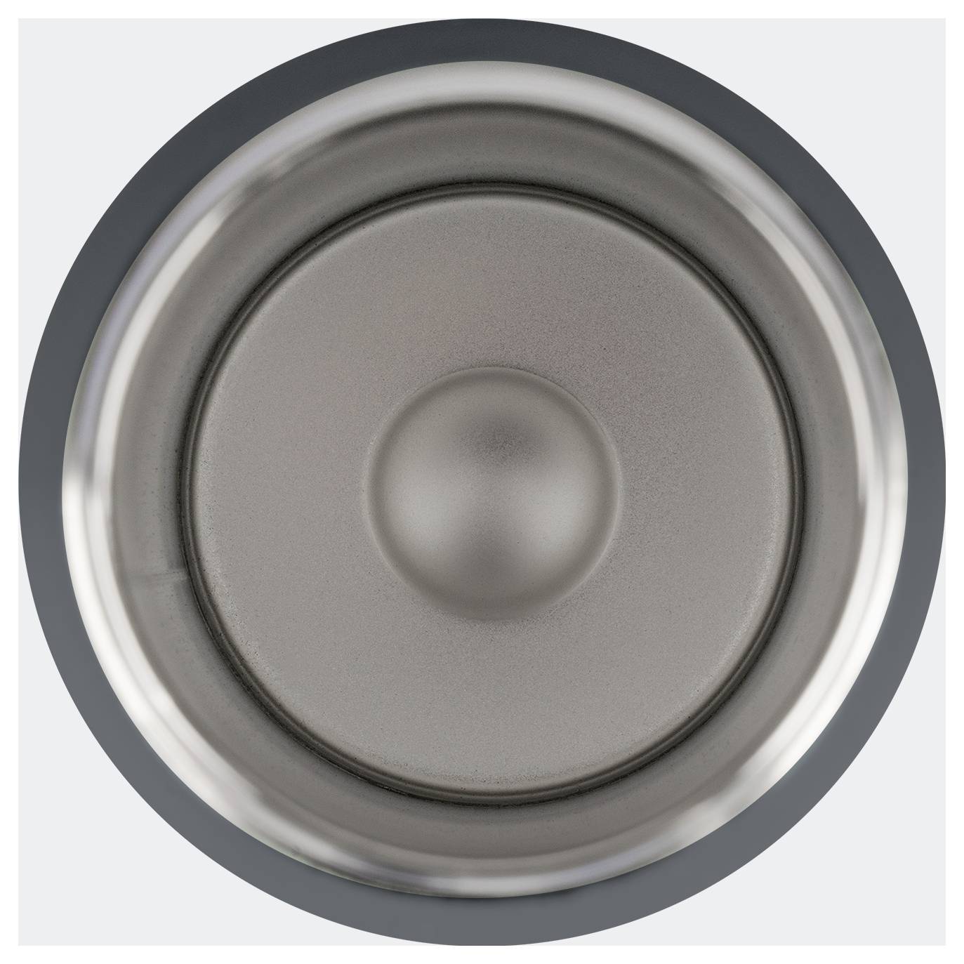 Une vue rapprochée d'un cône de haut-parleur gris, affichant son design circulaire et sa texture métallique, centrée dans un anneau sombre.