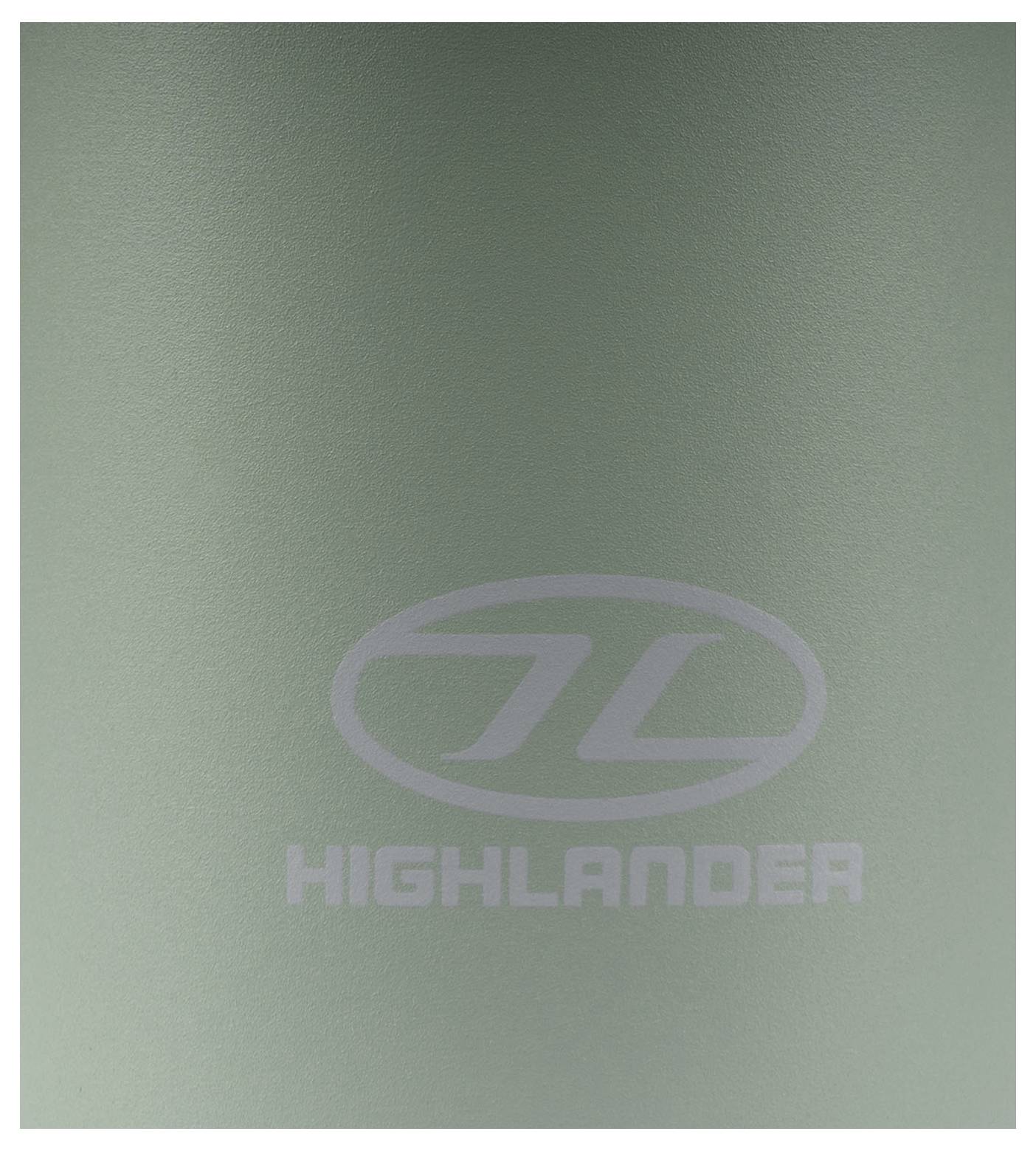 L'image montre une surface verte avec le logo 'HIGHLANDER' en gris, présentant une forme ovale avec des lettres stylisées à l'intérieur.