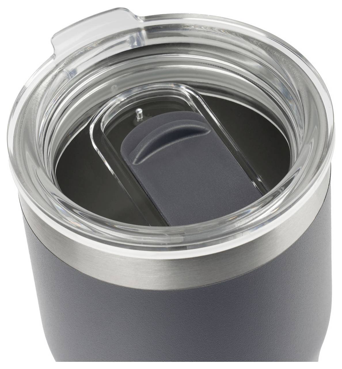 Gobelet de voyage gris foncé isolé avec un couvercle transparent coulissant conçu pour maintenir les boissons chaudes ou froides.