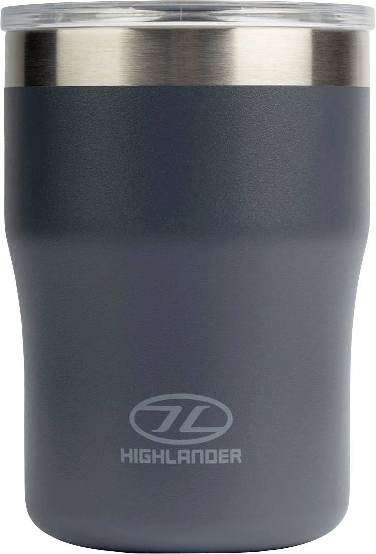 Une tasse de voyage grise isolée avec une bordure métallique et un couvercle transparent, présentant le logo « Highlander » au centre du bas.