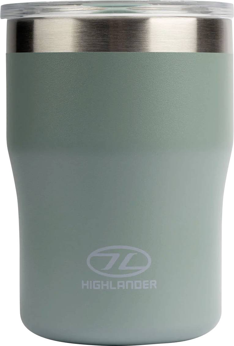 Un gobelet isolant vert avec un couvercle transparent, présentant le mot « Highlander » et un logo sur le devant. Idéal pour les boissons chaudes ou froides.