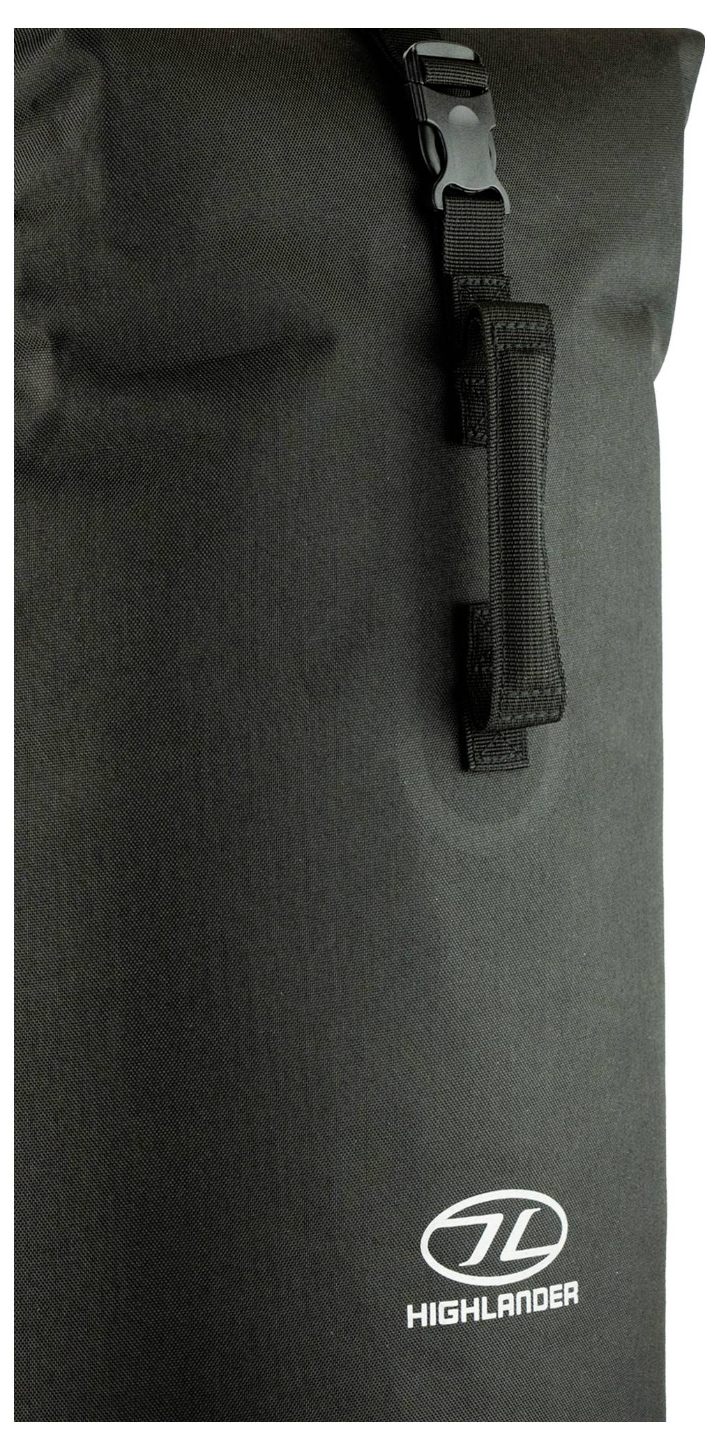 Un sac sec Highlander noir avec un logo et une poignée de transport est présenté.