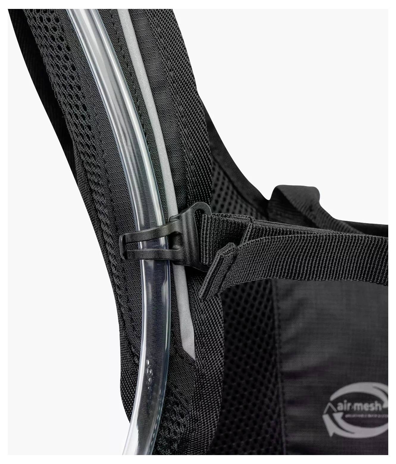 Gros plan d'un sac à dos noir montrant les détails latéraux avec un tuyau en plastique acheminé à travers une boucle, probablement à des fins d'hydratation.