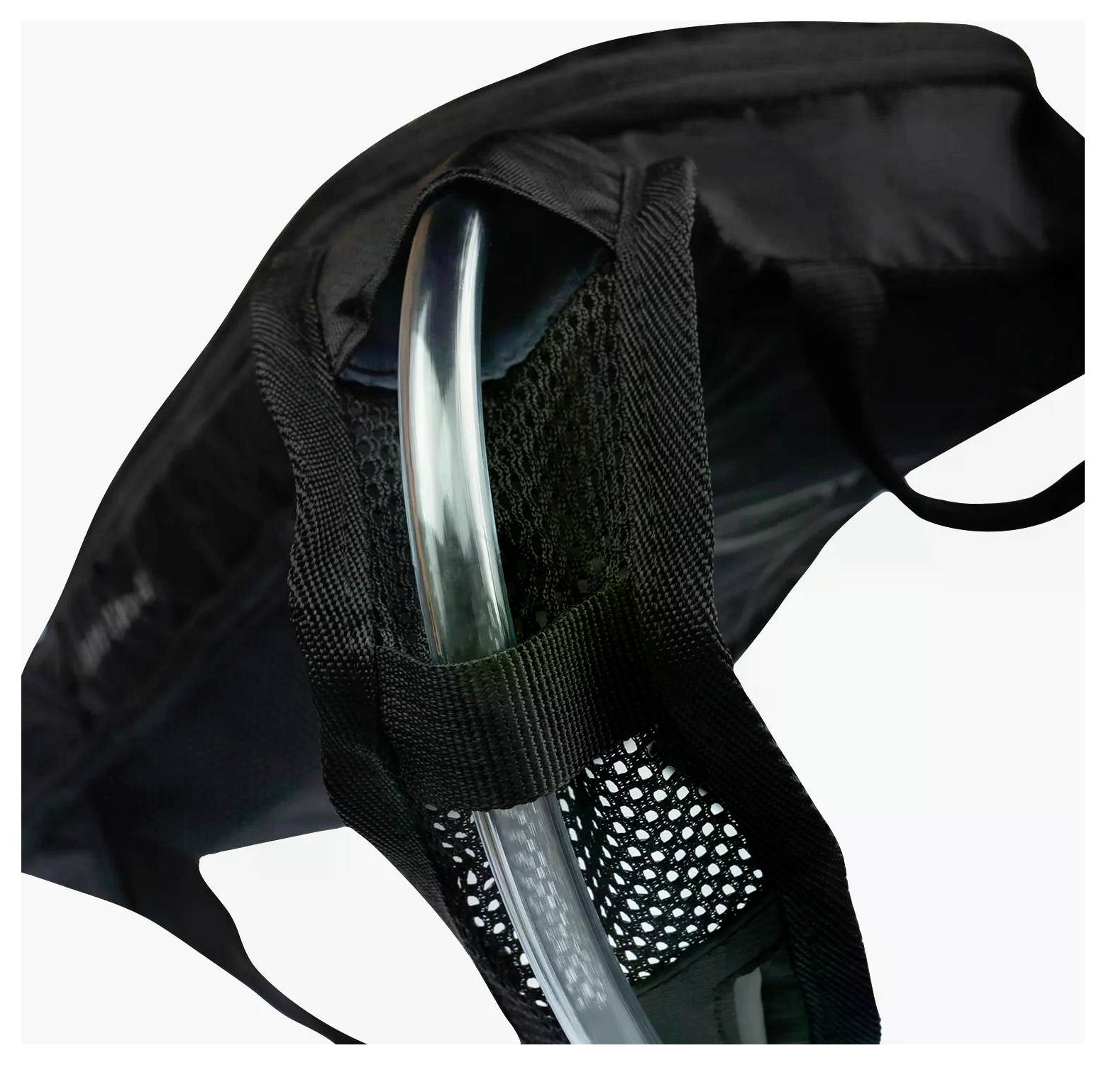Un sac en maille noire et tissu avec un tube transparent qui dépasse, probablement une partie d'un système d'hydratation.
