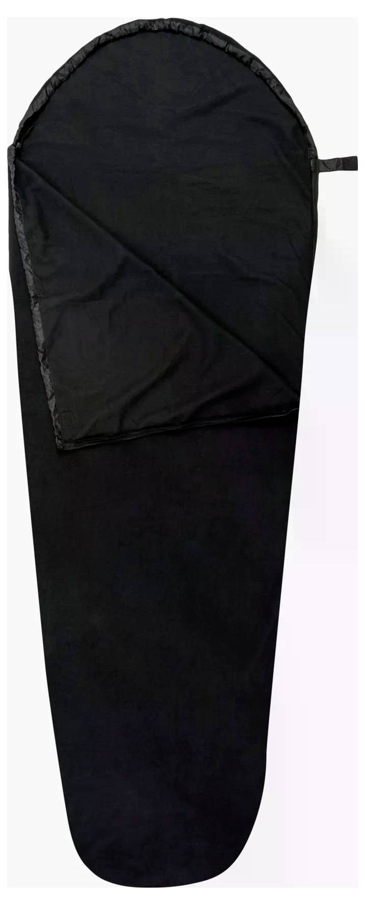 Un sac de couchage de style momie noir avec une fermeture éclair latérale, étalé à plat sur un fond blanc, montrant sa forme et son design.
