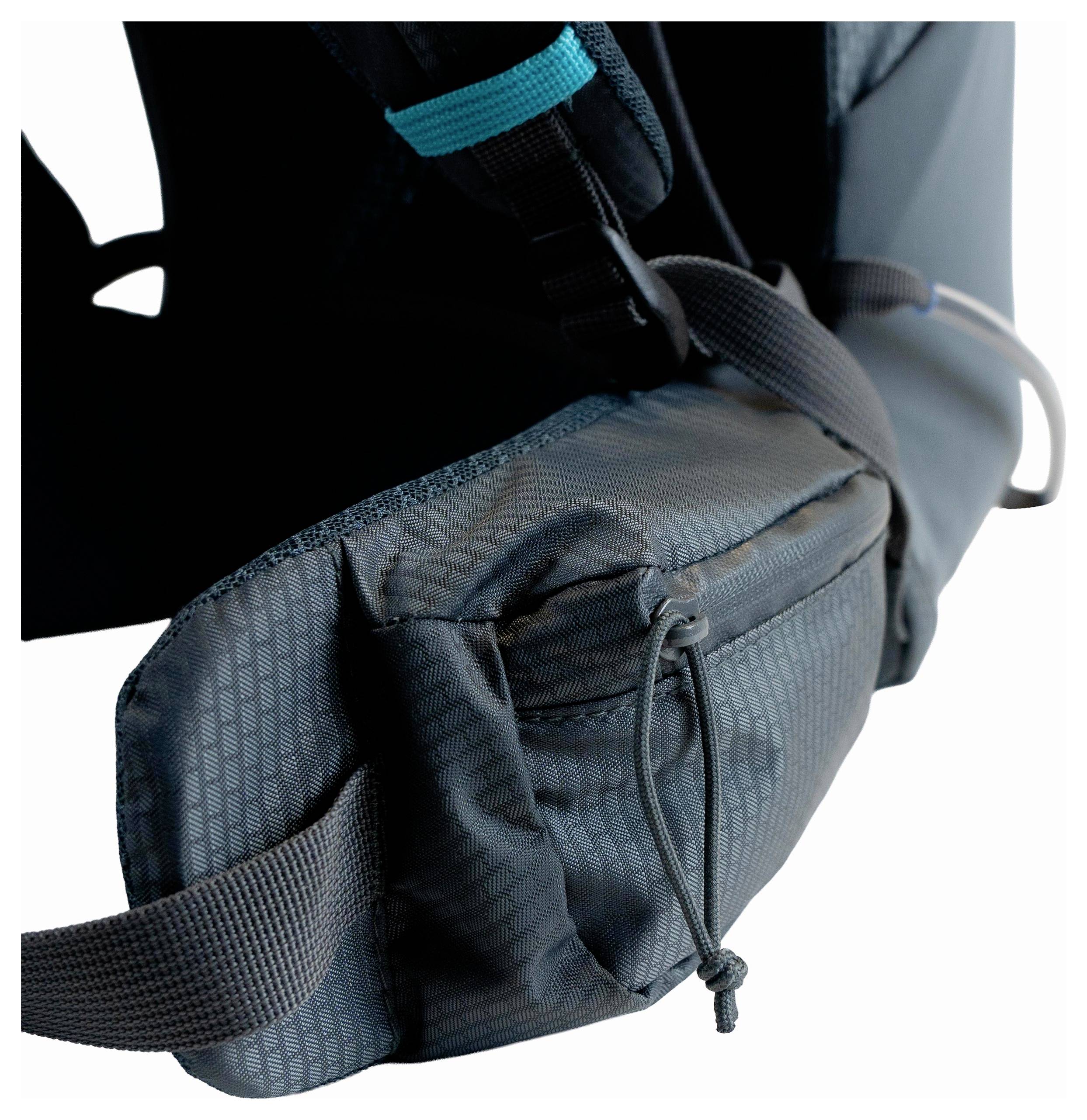 Sangle de sac à dos rembourré noir avec boucle ajustable, dotée d'une petite pochette zippée attachée pour plus de commodité et de rangement.